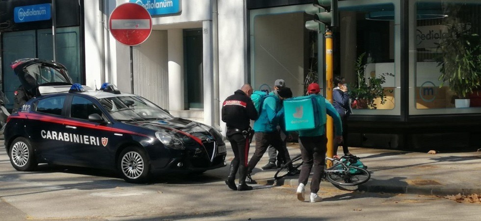 Paura in Centro a Trento, rider investito da un’auto mentre attraversa la strada